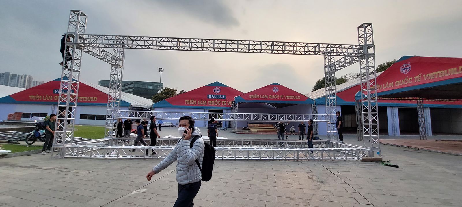 Dựng sân khấu tại khu triển lãm Vietbuild