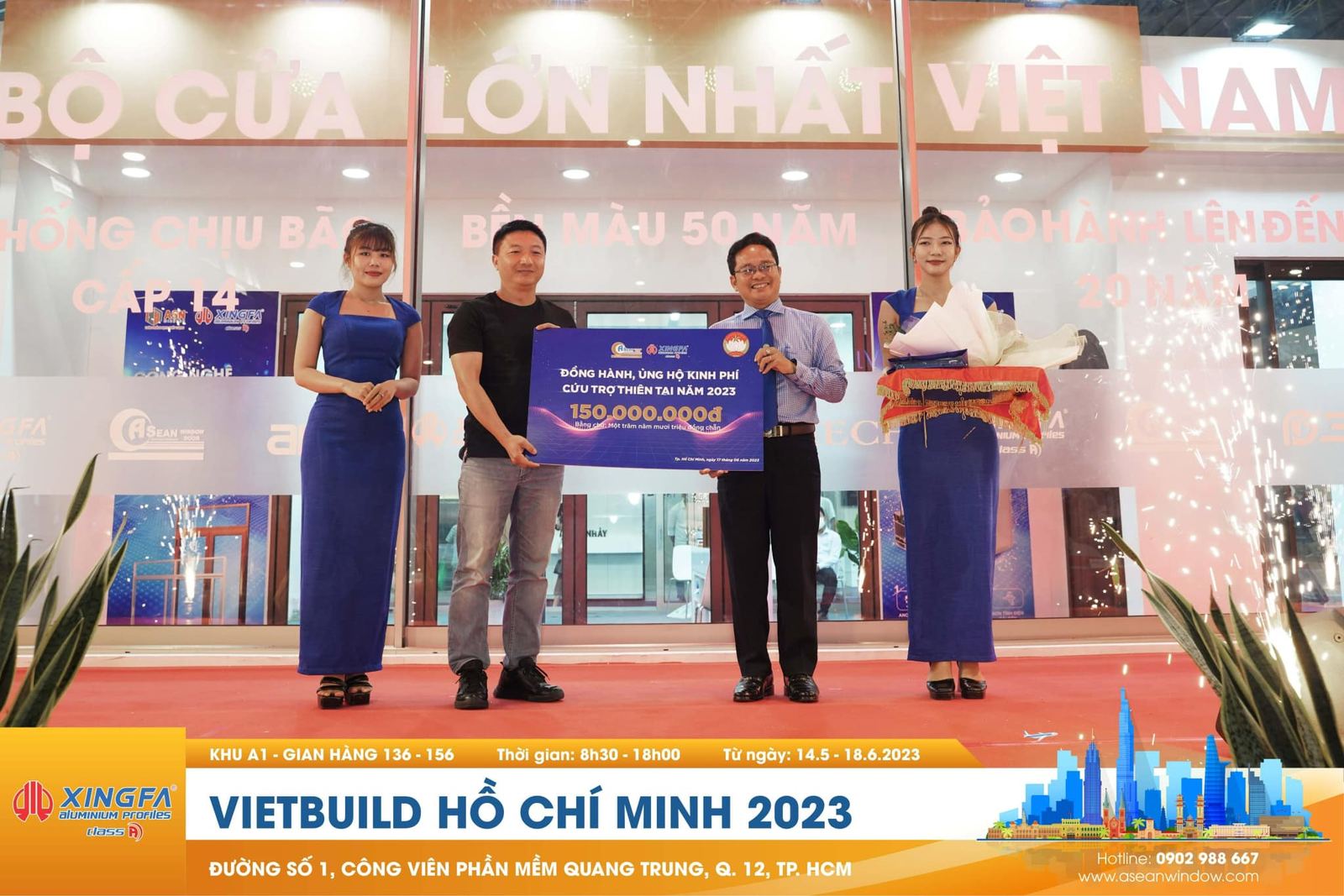 Trao bảng tượng trưng ủng hộ 150 triệu đồng cứu trợ thiên tai tại lễ bàn giao