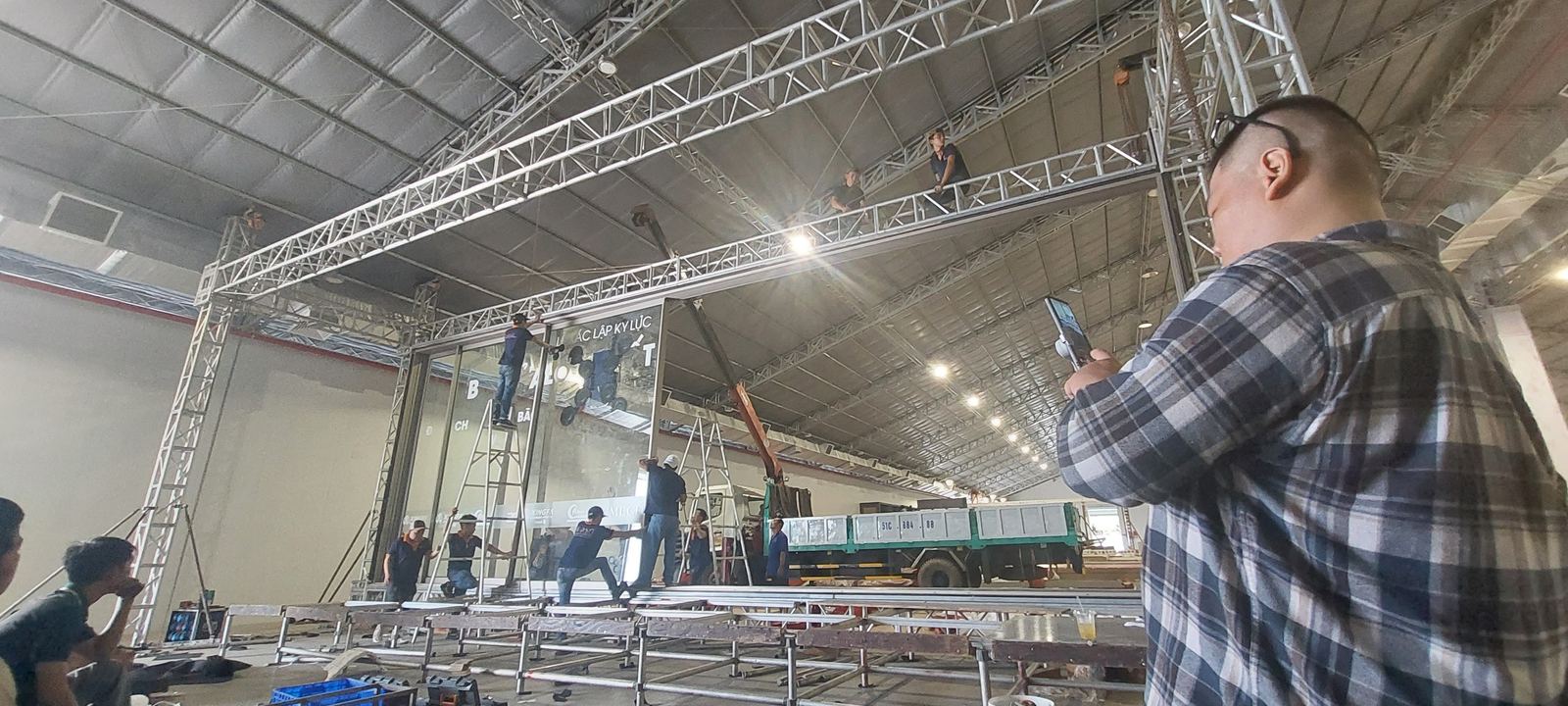 Anh em kỹ thuật lắp đặt tấm kính lớn cho bộ cửa