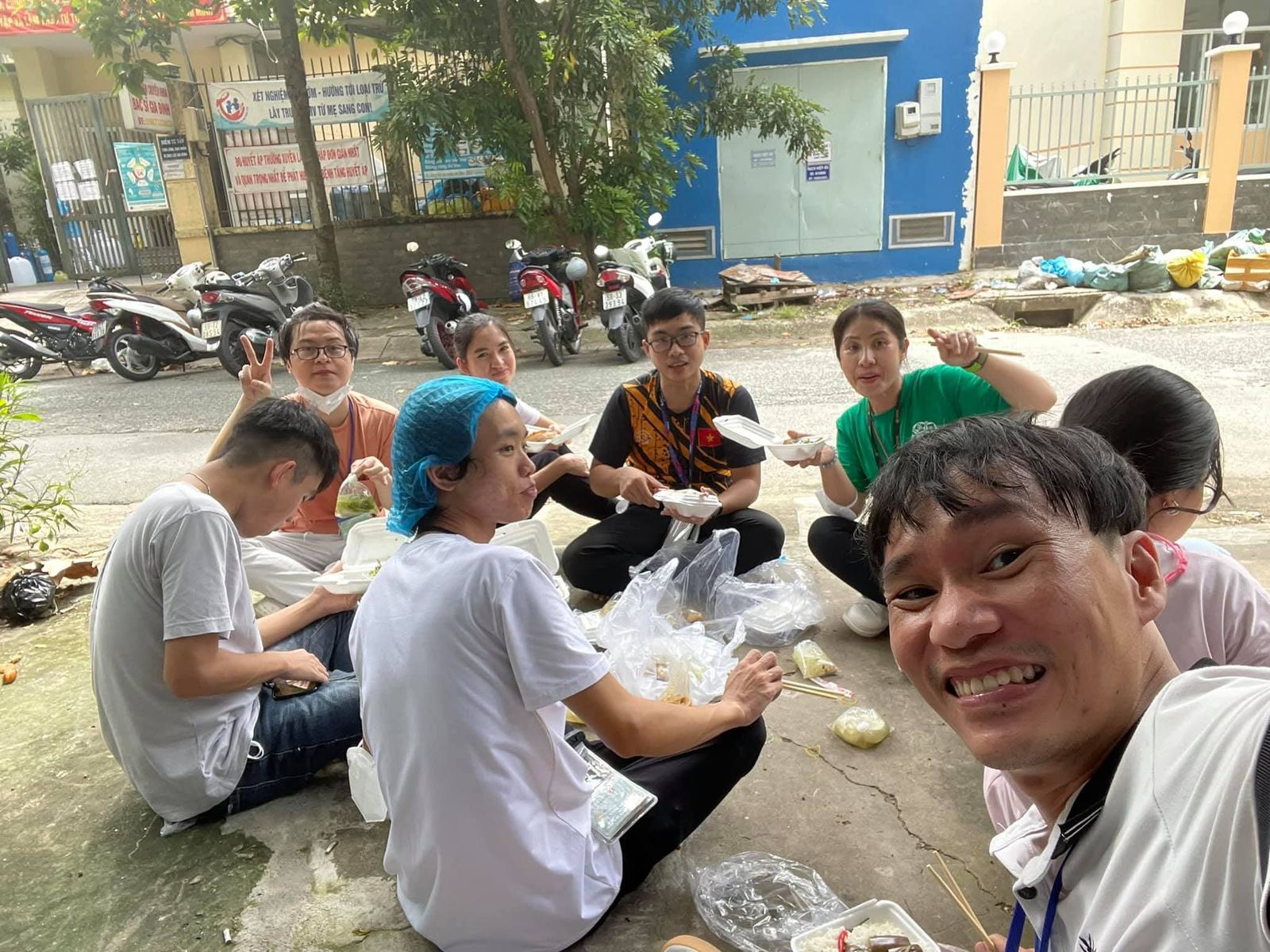 Bữa cơm giữa các ca trực cùng anh chị em tình nguyện viên