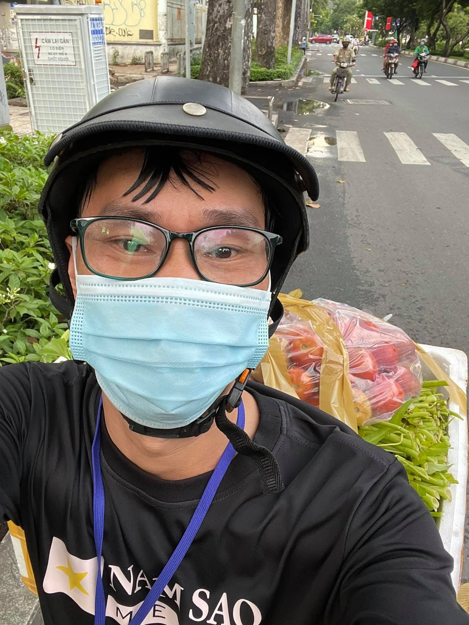 Chở rau củ giao tới các hộ dân trong khu phong tỏa