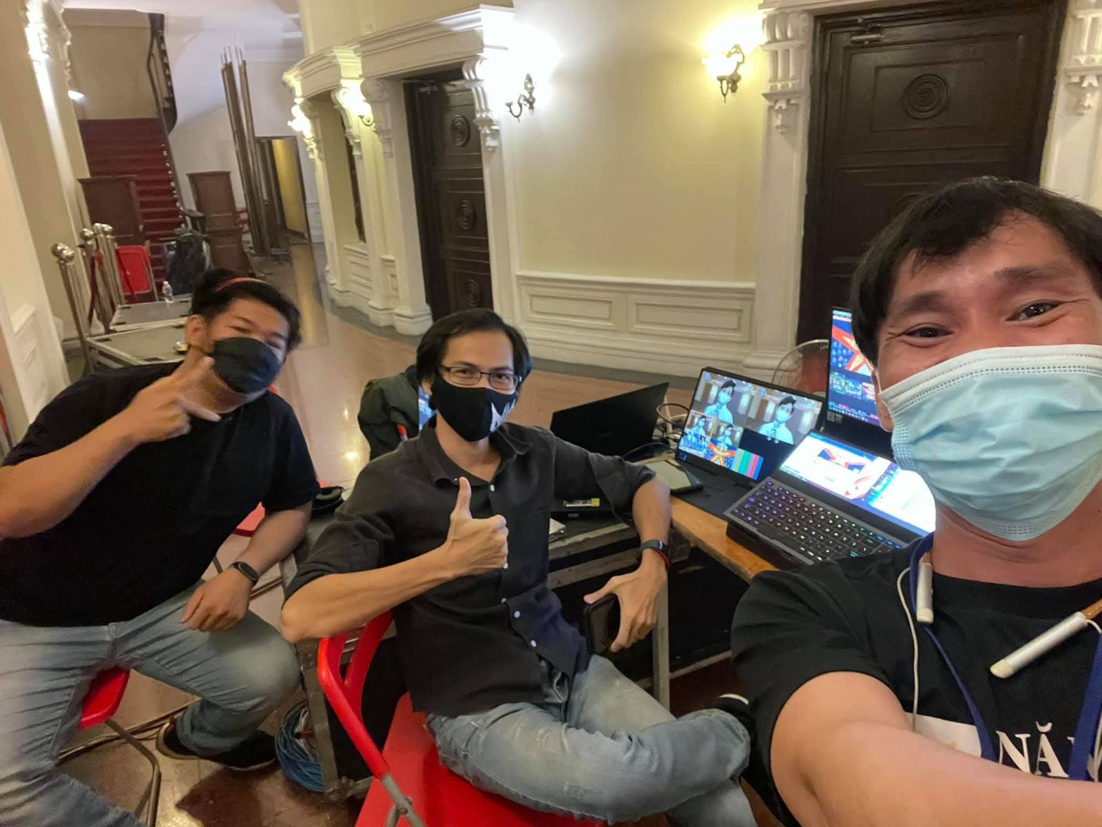 3 anh em vận hành đội livestream mạng xã hội từ sảnh nhà hát